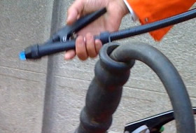 Gros plan sur manipulation d'extincteur